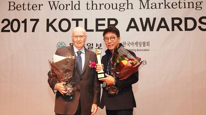 Lee Soo Man Raih Penghargaan 'Best Management' di Kotler Awards 2017